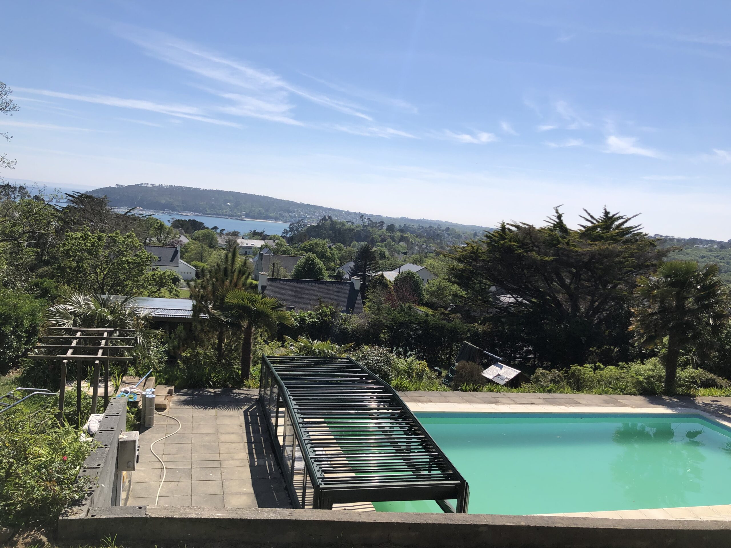 Pose et installation abri piscine